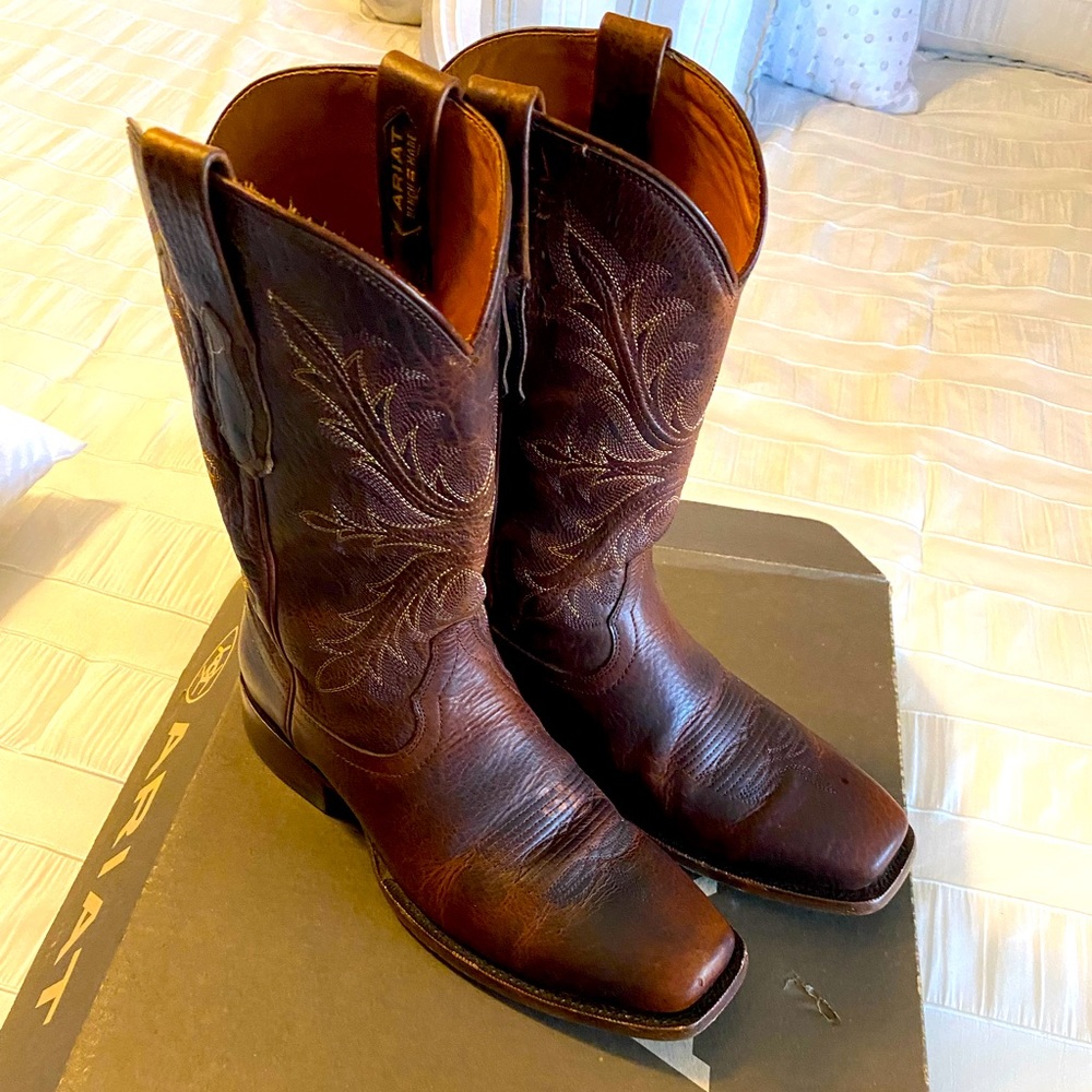 Practically NEW Ariat Benchmade Edition Cowboy boots bison leather retail $300